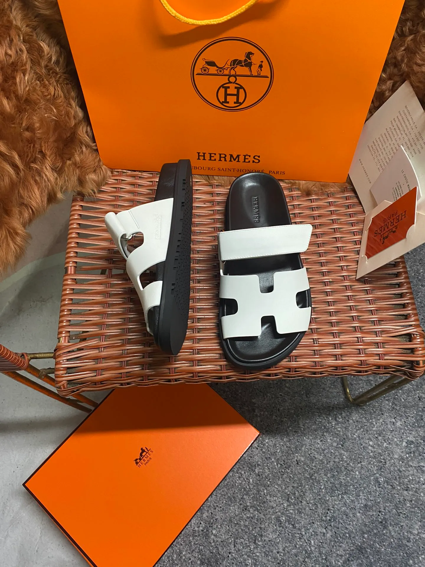 👟👟Ex-factory price 480👟👟 Women's Shoes Women's Clothes Women's Shoes Women's Clothes Women's Shoes Factory H HERMES Men's and women's same style, the couple's second uncle shoes that have become very popular recently - sandals, paired with various colorful socks, very popular ✅Upper: imported mixed sheepskin, deerskin ✅Inner lining: imported mixed sheepskin ✅Outsole: T👟👟Ex-factory price u non-slip and wear-resistant outsole ✅Size: Female 35-42. Male 38-46
